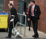 Wayne Rooney sortant d'un hôpital de Manchester après des examens complémentaires suite à sa blessure subie mardi soir lors du match de Champions League face au Bayern Munich le 30 mars 2010
