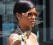 Même dans ses street looks, Rihanna est une reine ! Petite robe, jean large taille haute et escarpins, une vraie icône de mode !  
