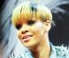 Rihanna et sa coupe au bol très petit garçon... on adore !  