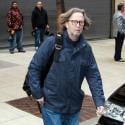 Eric Clapton troque la tenue de guitariste contre celle de papa poule !