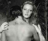 Jesus Luz, le toyboy de Madonna, est l'égérie de la marque Ellus Jeans : il pose dans des positions sexy aux côtés d'une charmante demoiselle.