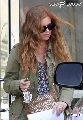 Isla Fisher sort d'un déjeûner à West Hollywood le 31 mars 2010