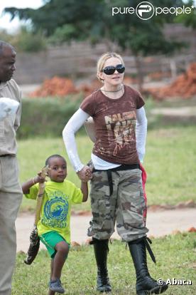 Madonna en visite avec David au Malawi, le 29 mars 2009 !