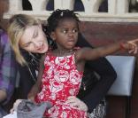 Madonna et Mercy en visite au Malawi, le 5 avril 2010 !