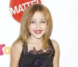 Noah Cyrus a 10 ans. La soeur de Miley Cyrus a sorti une ligne de prêt-à-porter pour petites filles composées de tutus, bas résille ou autre cuissardes. Elle n'hésite pas non plus à dévoiler ses gambettes dans des micros jupes ! Un scandale !