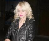 Taylor Momsen a beau avoir 16 ans, elle a déjà un look de femme. Micro-short, talons, bas résilles, porte-jartelles apparents et maquillage à outrance... une vraie Lolita !