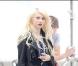 Taylor Momsen a beau avoir 16 ans, elle a déjà un look de femme. Micro-short, talons, bas résilles, porte-jartelles apparents et maquillage à outrance... une vraie Lolita !