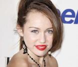 Miley Cyrus a déclenché un véritable scandale avec sa photo plutôt dénudée dans Vanity Fair alors âgée de 16 ans. Quant à son show autour d'une barre de striptease... c'est la goutte d'eau !