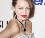 Miley Cyrus danse autour d'une barre de striptease lors des Teen Choice Awards 2009