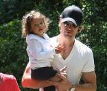 Halle Berry et Gabriel Aubry accompagnent Nahla au parc. Avril 2010