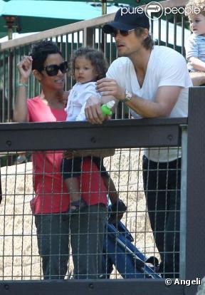 Halle Berry et Gabriel Aubry accompagnent Nahla au parc. Avril 2010