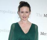 Emily Mortimer à l'occasion de la Première d' Armida , sponsorisé par Yves Saint Laurent, au Metropolitan Opera de New York, le 12 avril 2010.