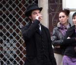 Robert Pattinson sur le tournage de Bel Ami, à Budapest.