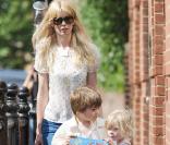 Enceinte de son troisième enfant, Claudia Schiffer est déjà la maman comblée de Casper, 7 ans, et Clementine, 5 ans. Lequel suivra les traces de sa mère, ex-top model ? 