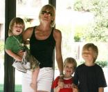Maman sur le tard, Sharon Stone profite pleinement de l'enfance de ses trois fils, Roan, 10 ans, Laird, 5 ans et Quinn, 3 ans. 