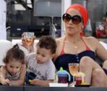 Sous l'oeil de leur maman, la chanteuse Jennifer Lopez, les jumeaux Max et Emme, 2 ans, expérimentent la vie. 