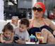 Sous l'oeil de leur maman, la chanteuse Jennifer Lopez, les jumeaux Max et Emme, 2 ans, expérimentent la vie. 