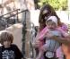 Les adorables jumelles Marion et Tabitha font la joie de Sarah Jessica Parker, sous l'oeil de James Wilke, 7 ans. 