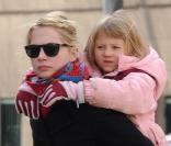 Michelle Williams et son adorable fillette Mathilda (qui ressemble comme deux gouttes d'eau à son papa, feu Heath Ledger) sont simplement inséparables. 