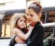 Katie Holmes ne se sépare pas de la petite Suri âgée de 4 ans. La petite fille suit sa maman dans ses séances de shopping et a développé un goût pour la mode très prononcé !