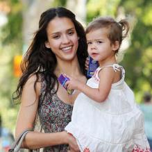 Telle mère, telle fille ! Honor, bientôt 2 ans, est une vraie petite fashionista, comme sa maman Jessica Alba.