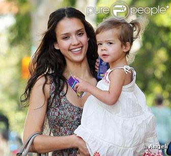 Telle mère, telle fille ! Honor, bientôt 2 ans, est une vraie petite fashionista, comme sa maman Jessica Alba.