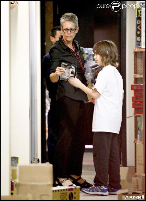 Jamie Lee Curtis et son fils Thomas, 12 ans bientôt, choisissent des jouets