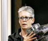 Jamie Lee Curtis les bras chargé de cadeaux pour son fils