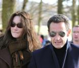 Carla Bruni et Nicolas Sarkozy dans les allées près de la résidence de La Lanterne en février 2008 