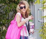 AnnaLynne McCord se rend chez un ami, à Los Angeles, avec une ration énorme de fast-food dans les bras, vendredi 16 avril.