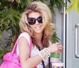 AnnaLynne McCord se rend chez un ami, à Los Angeles, avec une ration énorme de fast-food dans les bras, vendredi 16 avril.