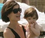 A la plage avec maman Katie, Suri goûte aux joies des vacances... devant des centaines de photographes 