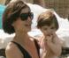 A la plage avec maman Katie, Suri goûte aux joies des vacances... devant des centaines de photographes 