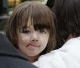 Suri Cruise, véritable petite peste qui tire la langue aux photographes 