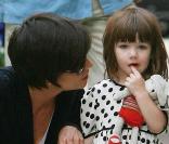 Suri Cruise en pleine négociation avec sa maman... 