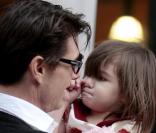Suri Cruise adore taquiner son papa ! 