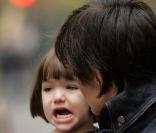 Suri Cruise en plein caprice dans les bras de sa mère  
