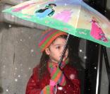 Suri Cruise a pensé à tout, même au parapluie ! 