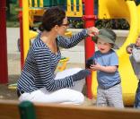 Minnie Driver partage un moment de complicité dans un parc de Malibu aux côtés de son fils, Henry, samedi 17 avril.