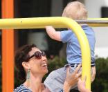 Minnie Driver partage un moment de complicité dans un parc de Malibu aux côtés de son fils, Henry, samedi 17 avril.