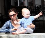 Minnie Driver partage un moment de complicité dans un parc de Malibu aux côtés de son fils, Henry, samedi 17 avril.