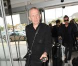 Jean-Paul Gaultier essaye de rentrer à Paris malgré le fait que les aéroports soient fermés à cause du volcan. 