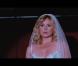 Regardez Kim Cattrall, vêtue d'une robe de mariée... jouer les stripteaseuses !
