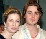 Cameron Douglas et sa mère Diandra en avril 2003 