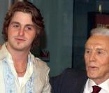 Cameron Douglas avec son grand-père Kirk, en avril 2003 