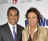 Antonio Villaraigosa et Jacqueline Bisset lors du BritWeek 2010 Champagne Launch dans une résidence privée de Los Angeles le 20 avril 2010
