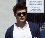 Vendredi 23 avril, Zac Efron se balade - sans Vanessa Hudgens ! - dans les  rues de Los Angeles, sac de sport vert délavé à la main, avant de  rejoindre son coupé noir... 