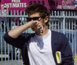 Vendredi 23 avril, Zac Efron se balade - sans Vanessa Hudgens ! - dans les  rues de Los Angeles, sac de sport vert délavé à la main, avant de  rejoindre son coupé noir... 