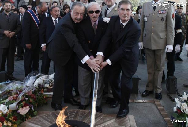 Le 24 avril 2010, les Arméniens de France se rassemblaient, Charles Azanvour dans leurs rangs, ravivant la flamme du soldat inconnu, pour la commémoration d'un génocide qu'ils cherchent toujours à faire reconnaître