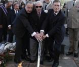 Le 24 avril 2010, les Arméniens de France se rassemblaient, Charles Azanvour dans leurs rangs, ravivant la flamme du soldat inconnu, pour la commémoration d'un génocide qu'ils cherchent toujours à faire reconnaître
